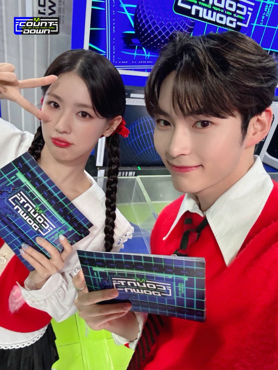 MnetMcountdown's tweet photo. 수액 맞으러 병원을 왜 가? 엠카 MC들 보면 되는데??
이게 바로 비주얼 테라피??😍 💚공주 왕자💙 미모 덕분에 기분도 기운도 심지어는 엠카 콧대도 어깨도 잔~~~뜩 상승☝️☝️☝️
오늘도 엠카 보며 기운내보자구✨
#미연 #여자아이들 #성한빈 #ZEROBASEONE #엠카본방사수 https://t.co/pElQt9Y5bJ