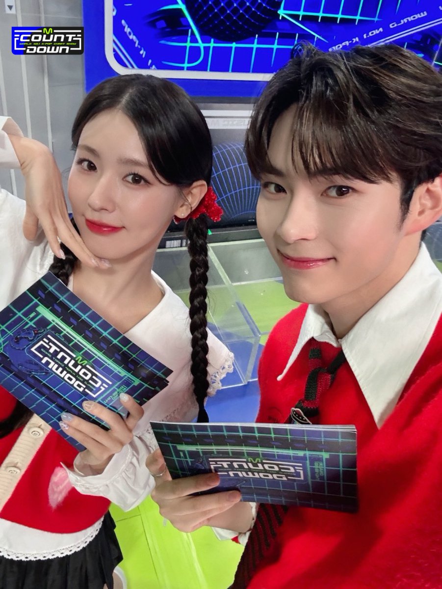 MnetMcountdown's tweet photo. 수액 맞으러 병원을 왜 가? 엠카 MC들 보면 되는데??
이게 바로 비주얼 테라피??😍 💚공주 왕자💙 미모 덕분에 기분도 기운도 심지어는 엠카 콧대도 어깨도 잔~~~뜩 상승☝️☝️☝️
오늘도 엠카 보며 기운내보자구✨
#미연 #여자아이들 #성한빈 #ZEROBASEONE #엠카본방사수 https://t.co/pElQt9Y5bJ