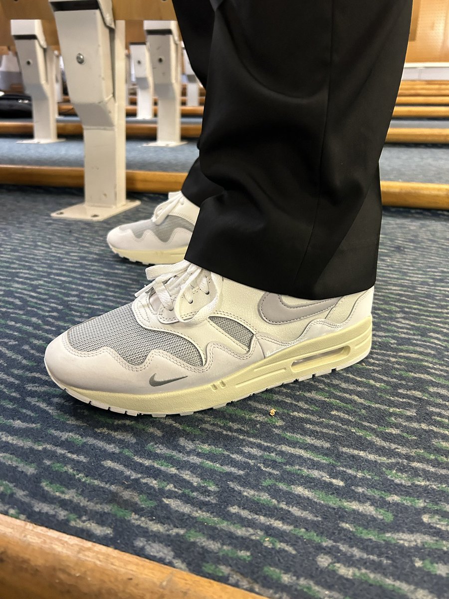 AstroMagazine_'s tweet photo. 📸: Vous portez quoi aujourd’hui la team ? 

Dans mon amphi ça rock des belles AM1  X Patta… 🤤 https://t.co/rmzZ0cWe8D