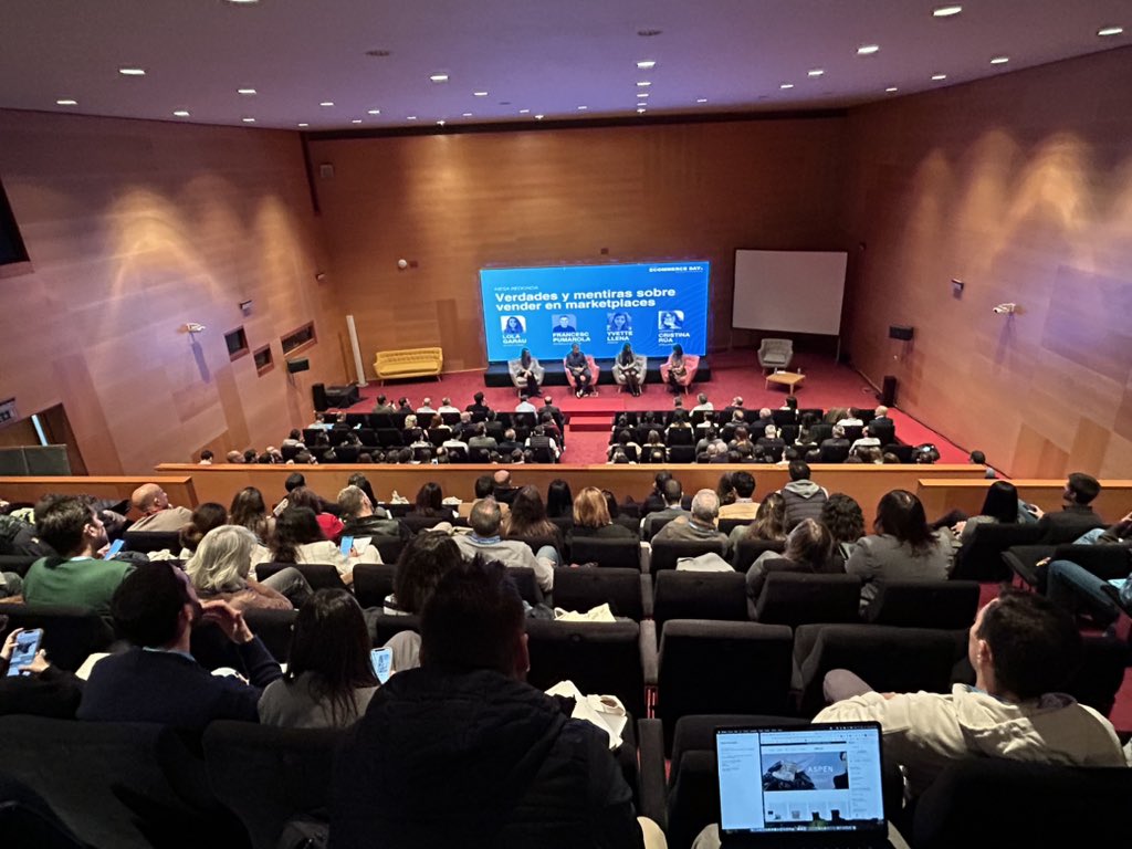 rubenbaston's tweet photo. Mesa redonda sobre venta en marketplaces con Cristina Rúa de Stellantis,
Una marca fabricante con @lolagarau Black Limba
Marca distribuidora Krack
Marketplace Bigcrafters

Impactado con el pintón de todo ☺️ #EcommerceDay https://t.co/T14AXrdQeX