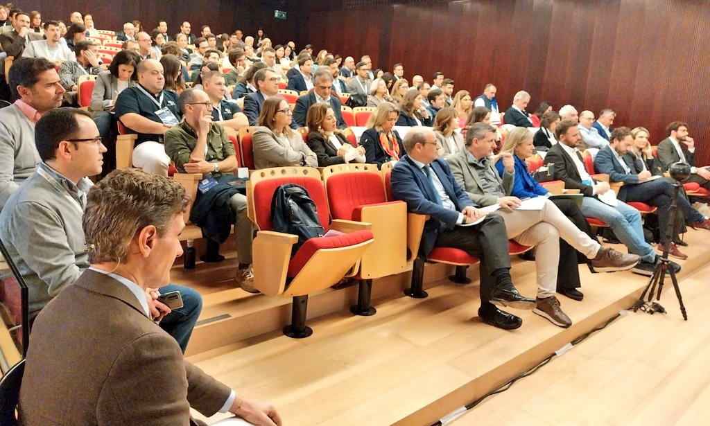 Alberto Moreno de <a href="/TSystems_Iberia/">T-Systems Iberia</a> abre nuestro #AgrotechForumIA con una ponencia magistral sobre la toma de decisiones en un entorno complejo de mucha información.

Gracias por inspirarnos!
#innovacion #digitalizacion #agrifood