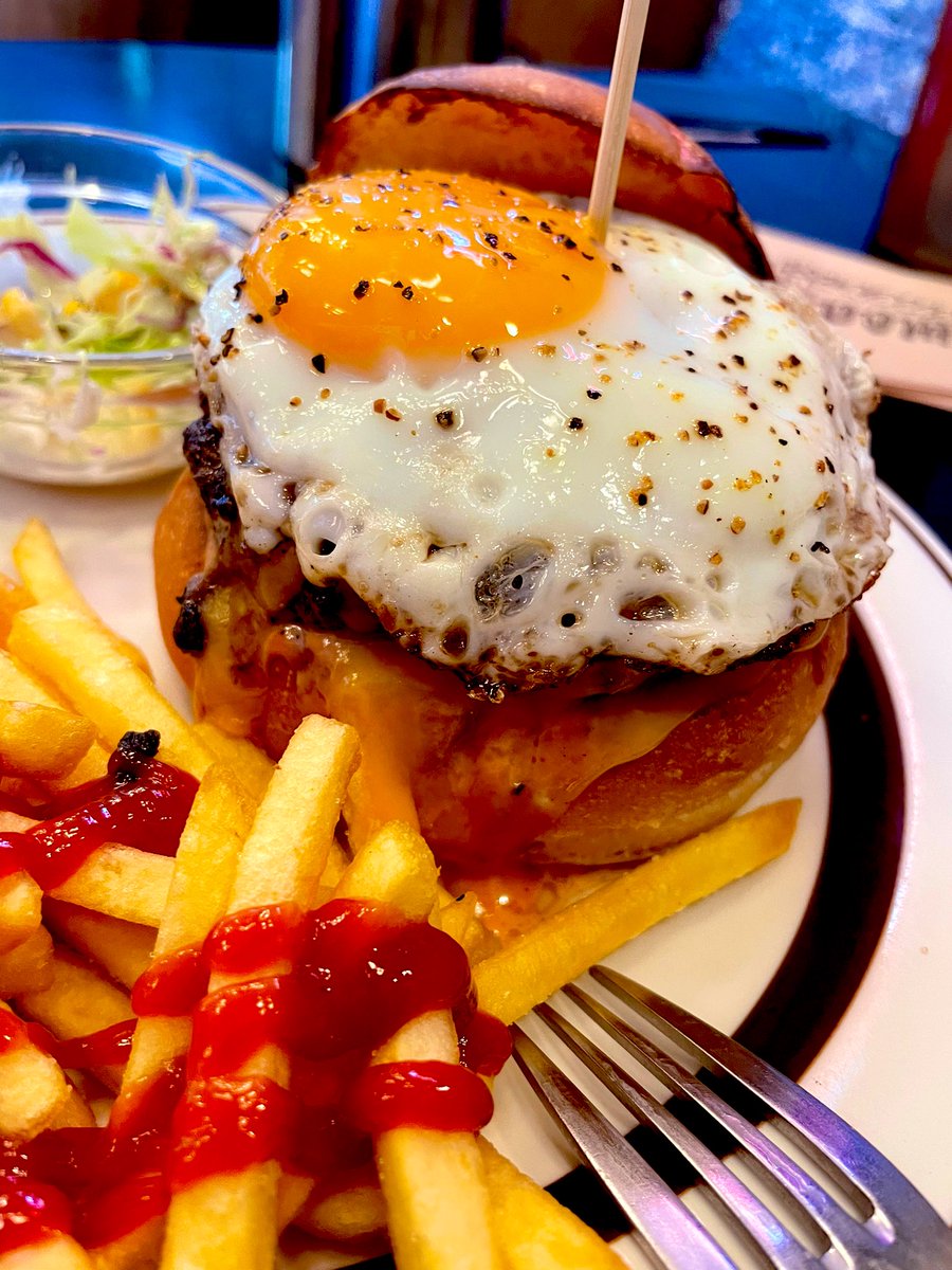 aka85177039's tweet photo. お散歩がてら初訪問してきました!
最近、ハンバーガー好きでよく食べます!
なんにせよ!パティがめちゃ美味しいです!なんだろたまにするコリっとした食感は、、、最高です!
ハイボールで流して、優勝!
#ハンバーガー
#福生市
#DEMODE DINER
#デモデダイナー https://t.co/NflIdeprJt