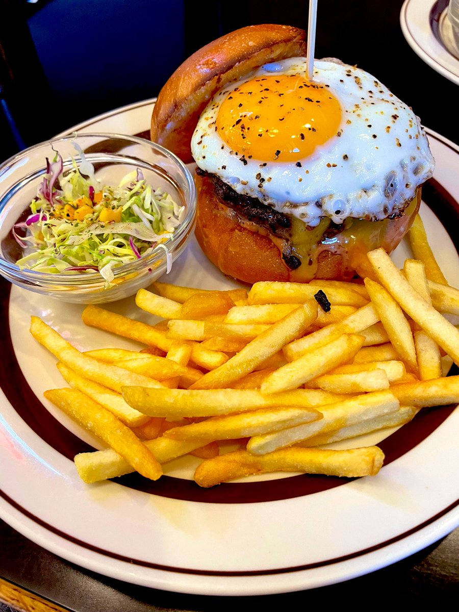 aka85177039's tweet photo. お散歩がてら初訪問してきました!
最近、ハンバーガー好きでよく食べます!
なんにせよ!パティがめちゃ美味しいです!なんだろたまにするコリっとした食感は、、、最高です!
ハイボールで流して、優勝!
#ハンバーガー
#福生市
#DEMODE DINER
#デモデダイナー https://t.co/NflIdeprJt