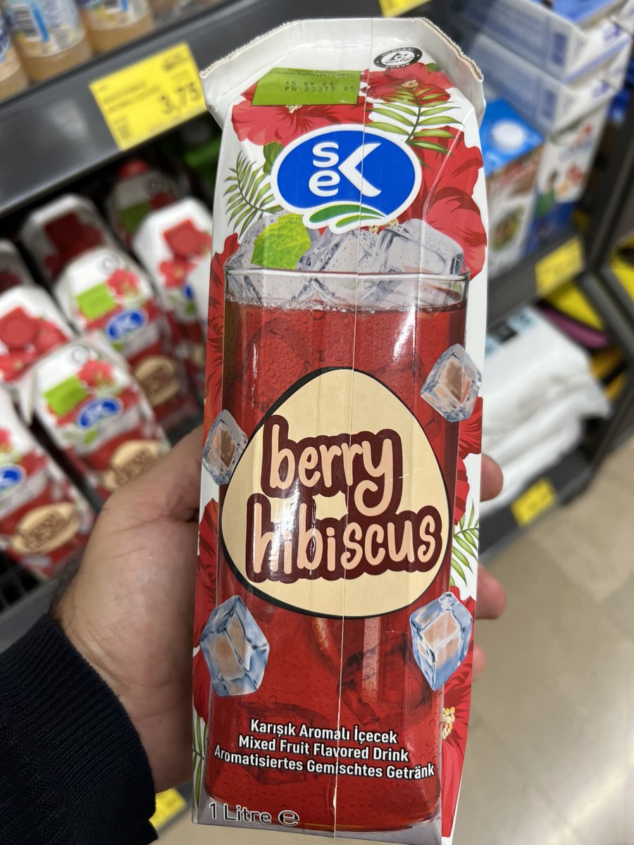 Sek markasıyla satılan Berry Hibiscus içeriğinde %2 meyve bulunan elma ve siyah havuç suyu konsantresi yer alıyor. 250 ml'lik tek bardakta 16 gr ilave şeker yani yaklaşık 8 küp şeker bulunan ürün yaban mersini, hibiskus ve baharat aroma vericileri içeriyor. #NeİçtiğiniziBilin