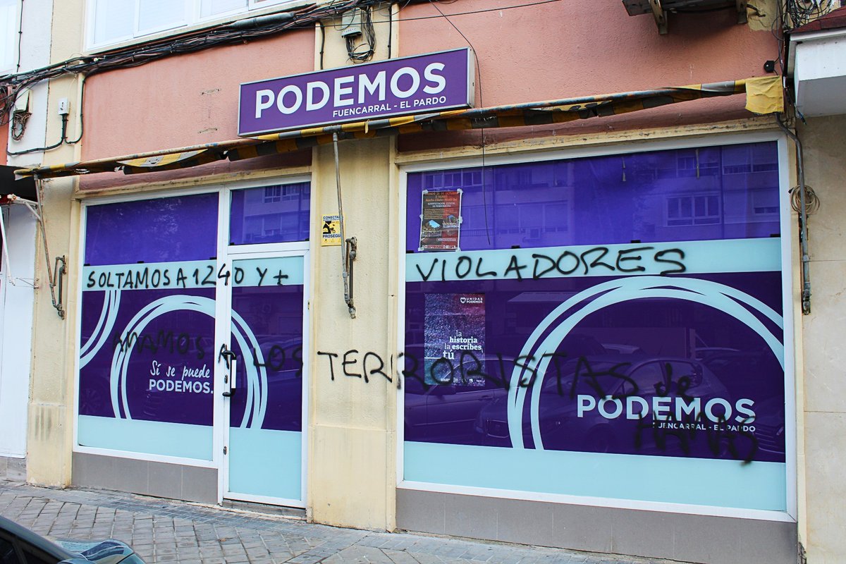 PodemosFuencaEP's tweet photo. Nuestra sede ha sido atacada.  No compartiendo el mensaje, es que casi nadie puede compartirlo...negro sobre morado, queremos expresar que no nos acobardaréis, fascistas.
La #Democracia está en peligro y toca defenderla de la horda del #PutoDefenderEspaña https://t.co/XuhDptU2vN