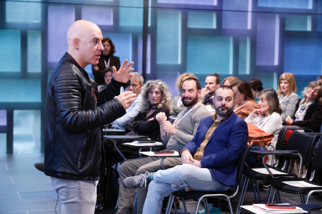 joventutdiba's tweet photo. @Inigomandojana 
🗣️"Las tecnológicas se preocupan por los adolescentes y jóvenes más que los gobiernos".

Hace falta educación sobre violencia de género en las escuelas.

#APROP23 #41JPLJ https://t.co/lSX1aTpx7e