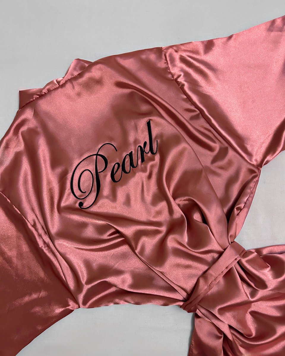 slazy_za's tweet photo. QUEEN P π
Crafted with smooth satin fabric for a butter soft feel and plush look!
.
.
.
.
.
#GirlTalkZA #SupportBlackBusiness #satinrobe #bedtimeessential #personalized #slazy #bride #bridetribe #Bridesmaidrobes #pta #jhb #SouthAfrica https://t.co/qakD6BeElN