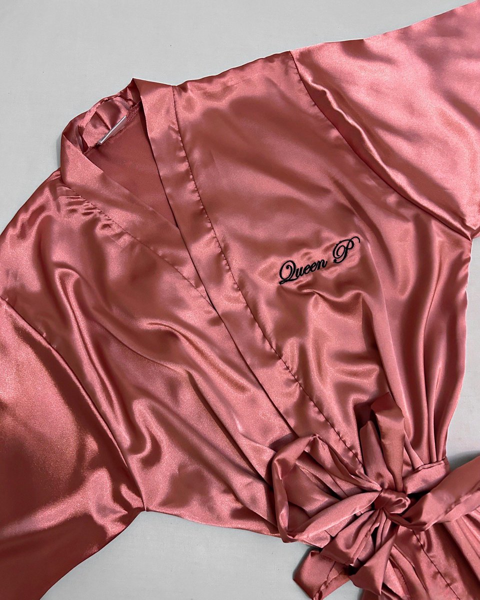 slazy_za's tweet photo. QUEEN P π
Crafted with smooth satin fabric for a butter soft feel and plush look!
.
.
.
.
.
#GirlTalkZA #SupportBlackBusiness #satinrobe #bedtimeessential #personalized #slazy #bride #bridetribe #Bridesmaidrobes #pta #jhb #SouthAfrica https://t.co/qakD6BeElN