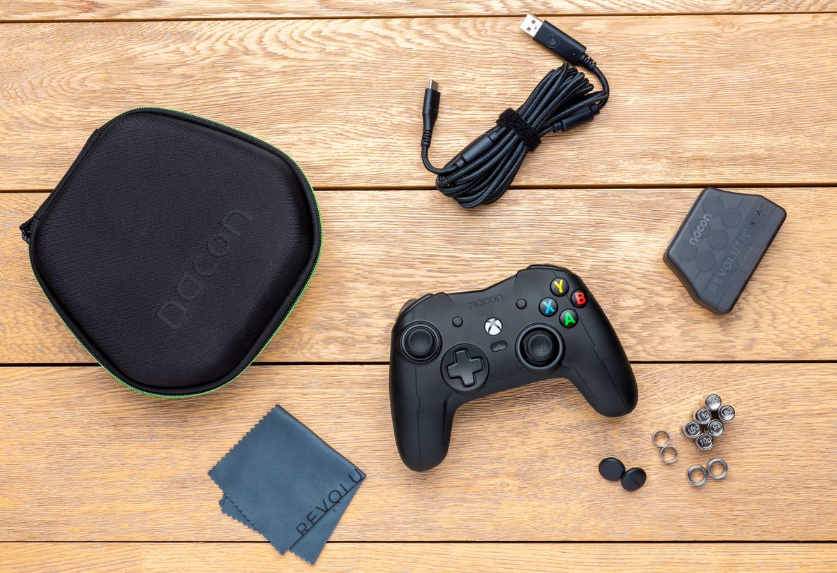 NaconFR's tweet photo. Pour ne jamais être très loin de toi, quand l'heure de la Game sonnera, la manette REVOLUTION X #Nacon est livrée avec son étui de transport ainsi que tous ses accessoires de personnalisation ! 🤩 #DesignedForXbox

👉  https://t.co/b90YT96SFZ https://t.co/aWqzCYBzdj