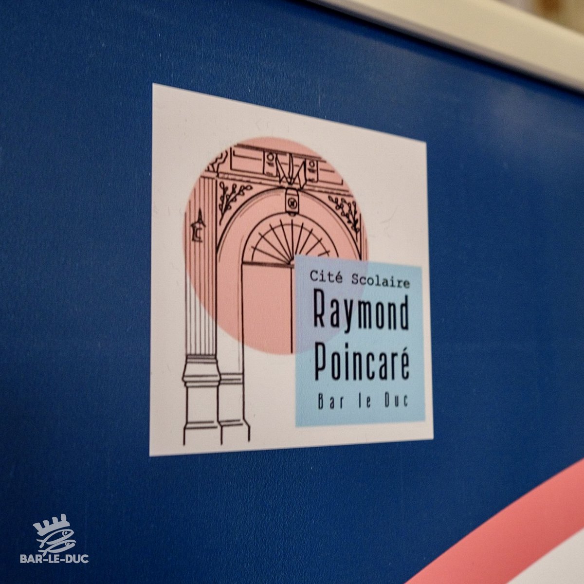 barleduc55000's tweet photo. 📷 Dans le cadre des commémorations du 11 novembre 2023, le Lycée Raymond Poincaré s’engage et soutien le Bleuet de France. Retour en images sur la vente qui s'est déroulée en Mairie mardi dernier. 
#BleuetdeFrance #devoirdemémoire #barleduc #BLD https://t.co/iUa6nHgKZT