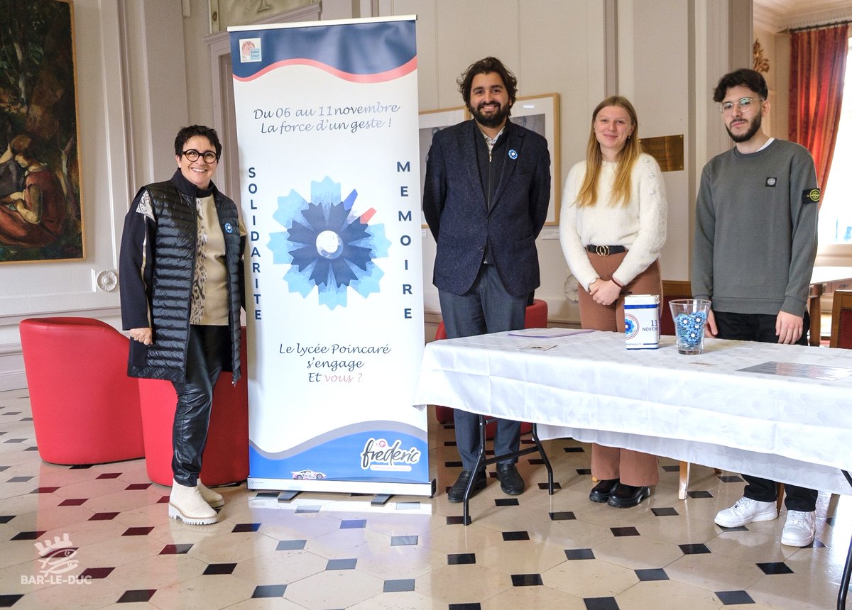 barleduc55000's tweet photo. 📷 Dans le cadre des commémorations du 11 novembre 2023, le Lycée Raymond Poincaré s’engage et soutien le Bleuet de France. Retour en images sur la vente qui s'est déroulée en Mairie mardi dernier. 
#BleuetdeFrance #devoirdemémoire #barleduc #BLD https://t.co/iUa6nHgKZT