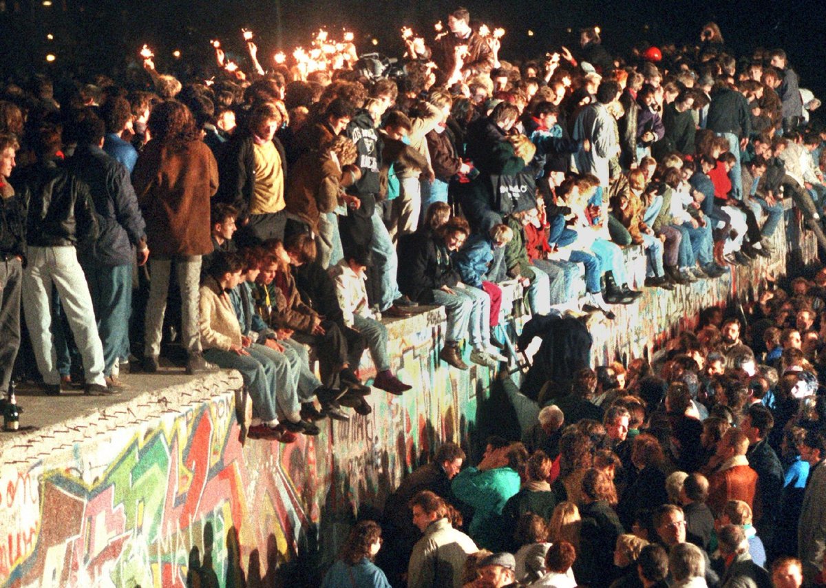 Il #9novembre 1989 cadeva il Muro di Berlino e, con esso, finiva un'epoca che aveva profondamente segnato l'Europa e il mondo del Novecento.

L'abbattimento di quel muro, che per circa un trentennio aveva solo diviso anziché unire, portò al tramonto dell'oppressione comunista e