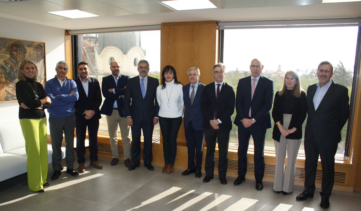 PoloAutomocion's tweet image. @cluster_facyl reconoce a Vicente Garrido Capa (#LingotesEspeciales, por su trayectoria profesional), Ángel Rodríguez Lagunilla (@IvecoES, como referente internacional) y Sergio Piccione (periodista) como referentes de la #Automoción y la #Movilidad.