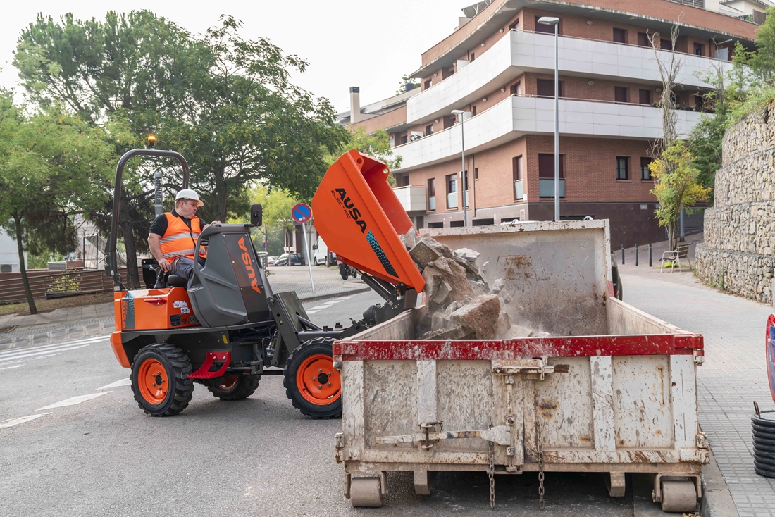EarthmoversMag's tweet photo. AUSA to display new electric D101AEA and D101AEA Compact dumpers at upcoming Smopyc exhibition in Spain.

Read story ⬇️
https://t.co/UQ6cl9sOrN

-----
#earthmoversmagazine #ausa #electricdumper #zeroemissions #smopyc #spain #electricmachine https://t.co/umsBfGbNi6