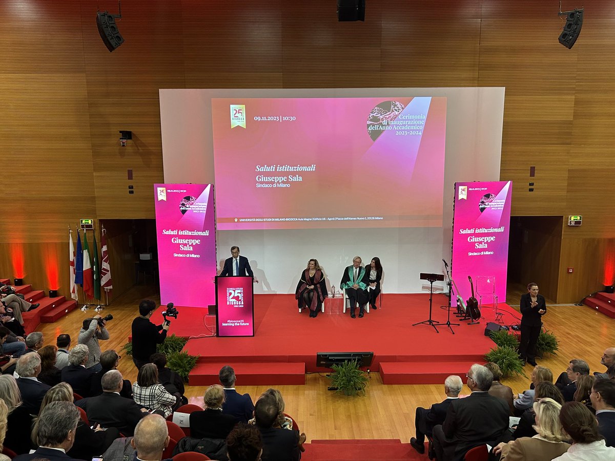 unimib's tweet photo. Dopo l’inno nazionale cantato da @Music4Diplomacy, il sindaco di Milano @BeppeSala porta il suo saluto e il suo augurio per un nuovo anno accademico alla comunità Bicocca: «Le università sono luoghi di pace e dialogo dove si forma il futuro» https://t.co/BcwyJflXDb