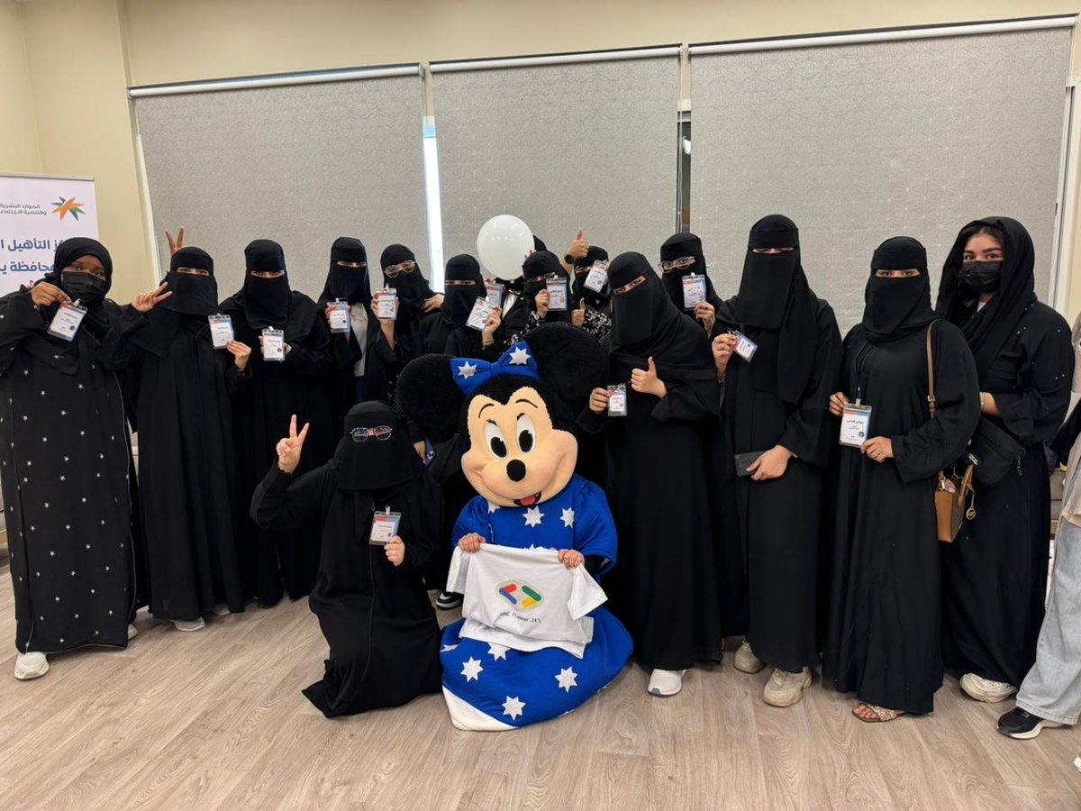 AlsRynad's tweet photo. انتهت رحلة @GDSC_TUY لمركز التأهيل الشامل إلي ماكانت مجرد رحلة كان يوم يسجل بتاريخ النادي 🥺❤️
شكرًا بحجم الفضاء أستاذه لينا الذبياني واستاذه أمل البذلي إلي دعمونا لأخر لحظه 🙏
@tunashat @taibahu @taibahuY
دورا علي بالصوره 😂 https://t.co/v9ska3EKPg