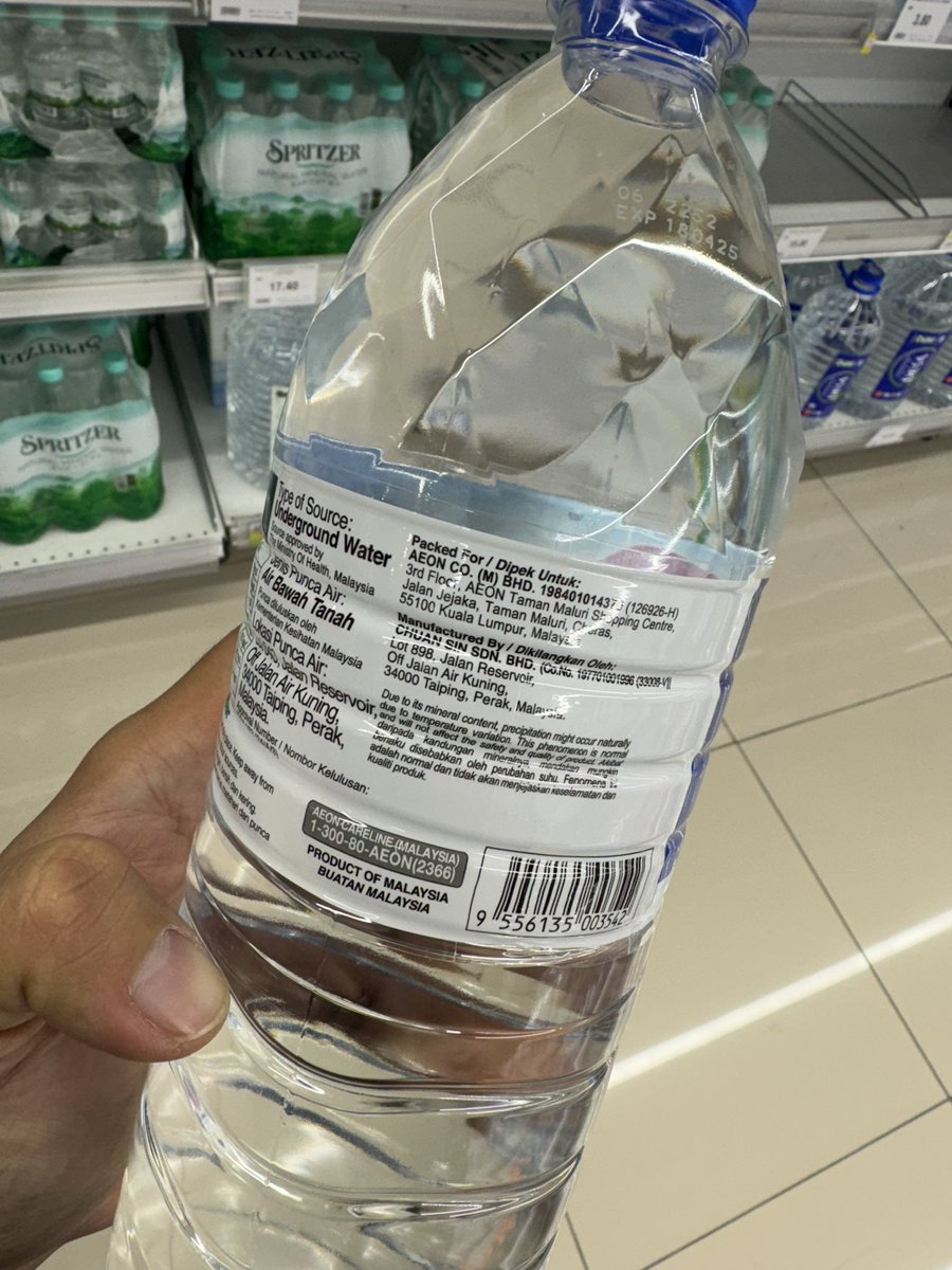 pickyhn's tweet photo. #TIL Air Mineral AEON dan Air mineral Spritzer dikilangkan oleh syarikat yang sama iaitu Chuan Sin Sdn Bhd dengan alamat yang sama tapi lot berlainan. 

Air mineral AEON 1.5L: RM1.00
Air mineral Spritzer 1.5L: RM3.15 https://t.co/SLrskIIjXJ