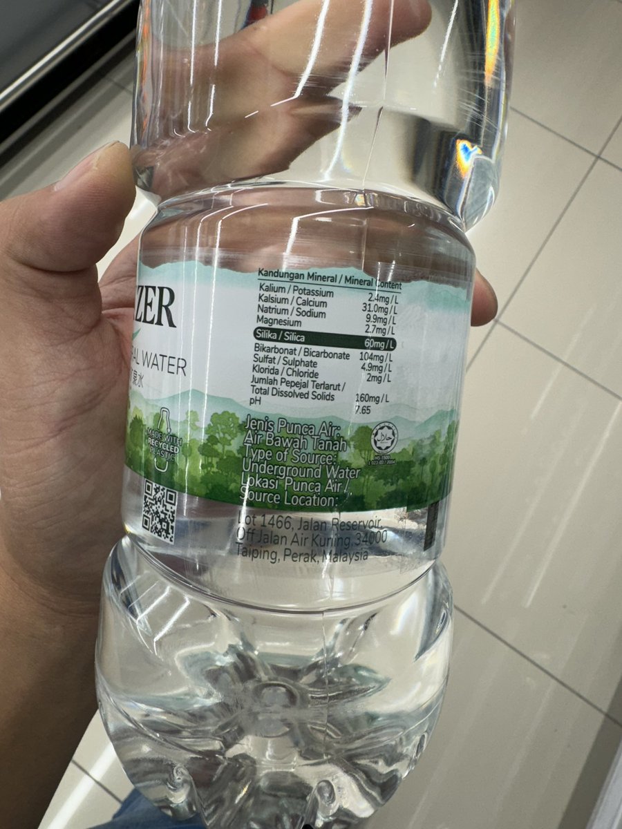 pickyhn's tweet photo. #TIL Air Mineral AEON dan Air mineral Spritzer dikilangkan oleh syarikat yang sama iaitu Chuan Sin Sdn Bhd dengan alamat yang sama tapi lot berlainan. 

Air mineral AEON 1.5L: RM1.00
Air mineral Spritzer 1.5L: RM3.15 https://t.co/SLrskIIjXJ