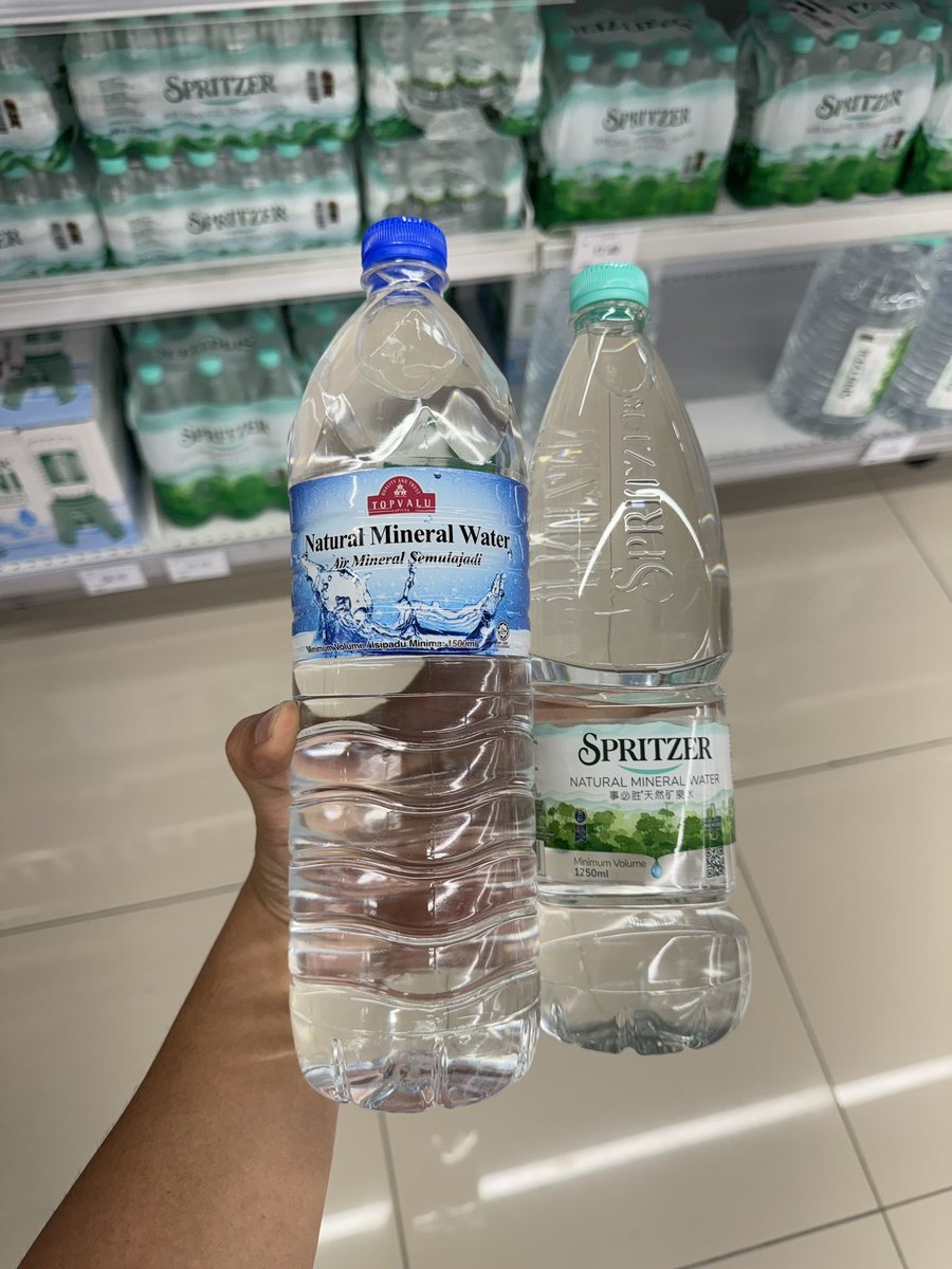 pickyhn's tweet photo. #TIL Air Mineral AEON dan Air mineral Spritzer dikilangkan oleh syarikat yang sama iaitu Chuan Sin Sdn Bhd dengan alamat yang sama tapi lot berlainan. 

Air mineral AEON 1.5L: RM1.00
Air mineral Spritzer 1.5L: RM3.15 https://t.co/SLrskIIjXJ