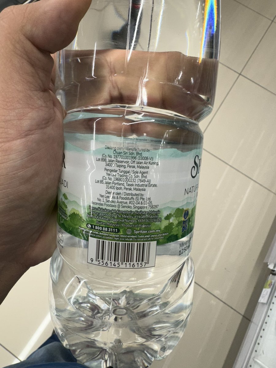 pickyhn's tweet photo. #TIL Air Mineral AEON dan Air mineral Spritzer dikilangkan oleh syarikat yang sama iaitu Chuan Sin Sdn Bhd dengan alamat yang sama tapi lot berlainan. 

Air mineral AEON 1.5L: RM1.00
Air mineral Spritzer 1.5L: RM3.15 https://t.co/SLrskIIjXJ