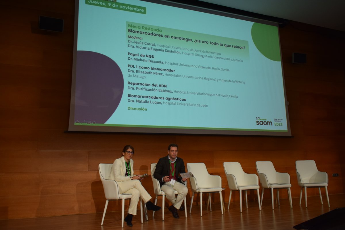 saom_oncologia's tweet photo. Seguimos con la primera mesa del Congreso, que nos deja un apasionante debate sobre el papel de los biomarcadores en #oncología. Diferentes compañeros nos intentan responder ¿Es oro todo lo que reluce? Moderan Jesús Corral y Victoria Eugenia Castellón. #CongresoSAOM23 https://t.co/E7bCmLtqmT