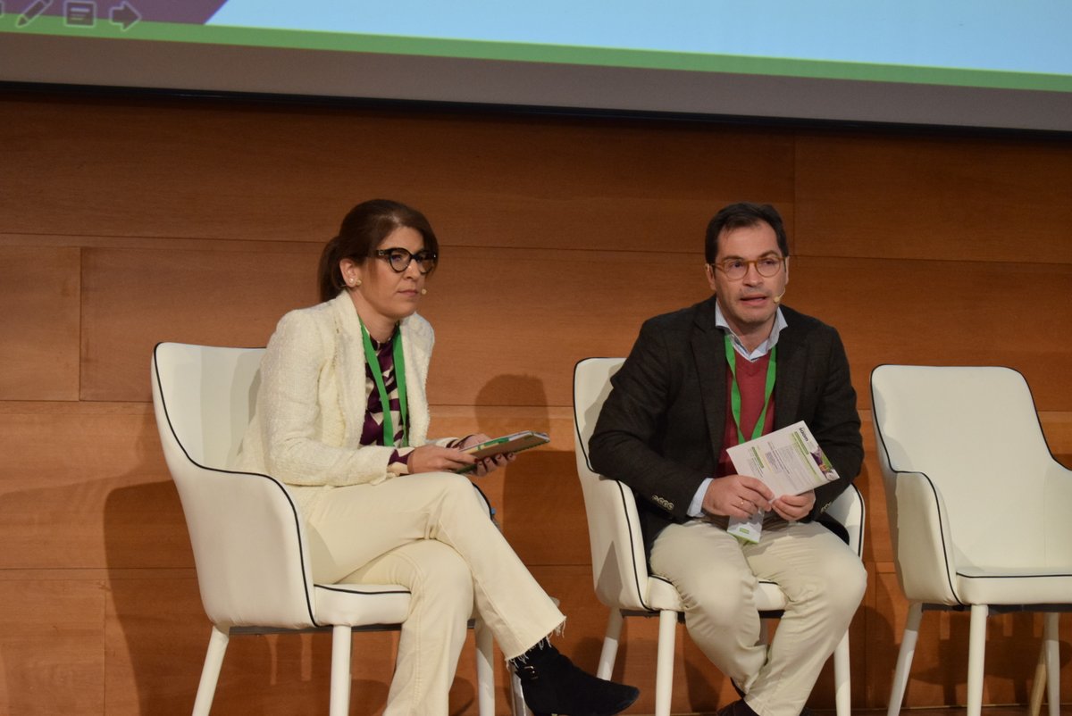 Seguimos con la primera mesa del Congreso, que nos deja un apasionante debate sobre el papel de los biomarcadores en #oncología. Diferentes compañeros nos intentan responder ¿Es oro todo lo que reluce? Moderan Jesús Corral y Victoria Eugenia Castellón. #CongresoSAOM23