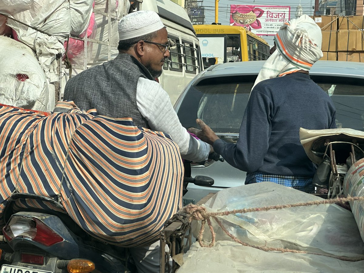 ये बनारस है…

घनघोर ट्रैफिक जाम है।ऑफिस से तीन सौ मीटर दूर मंडुआडीह पहुंचने में आधा घंटा लग रहा है। चिल्ल-पौं की आवाज ने दिमाग का दही कर रखा है।कार रेंगने की कोशिश करे तो भी टोटो उसे आंखें दिखाने लगते हैं। चारों दिशाओं से टूव्हीलर ऐसे प्रकट हो रहे हैं मानों दिव्य वरदान हो।

और