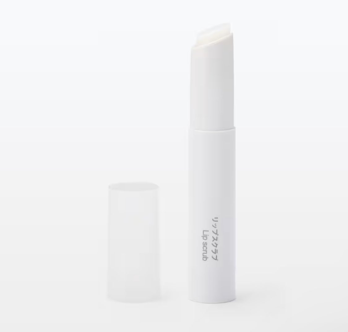 ふらっと入った無印で買った塗るリップスクラブがやっっっばい、、、  皮剥けしまくってガサガサの唇だったのに塗って指で軽くマッサージしただけでﾌﾟﾙｯﾌﾟﾙふわふわになって一瞬で清潔感爆 上がりした🥹これはポーチに欠かさず入れるべき名品。