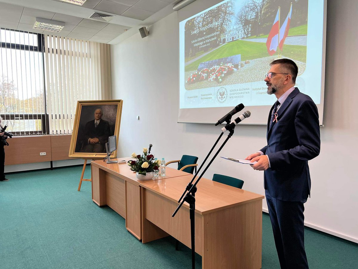 BG_SGGW's tweet photo. W @BG_SGGW trwają uroczyste #ObchodyŚwiętaNiepodległości z okazji 105. rocznicy odzyskania niepodległości.

Wydarzenie rozpoczęło się od powitania gości przez Dyrektora Biblioteki SGGW, dr. Wojciecha Woźniaka. https://t.co/YuJUXwPGLX