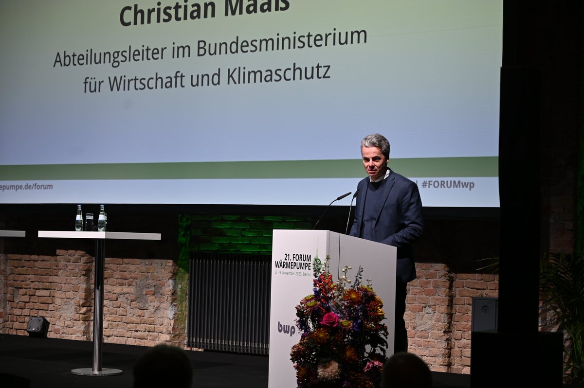 Christian Maaß, Abteilungsleiter im @BMWK, stellt den Wärmewende-Fahrplan des BMWK vor. Er betont dabei, dass ab 2027 mit steigenden CO2-Marktpreisen und entsprechend mit einem raschen Hochlauf von Wärmepumpen zu rechnen ist. Hier sei noch viel Kommunikationsarbeit zu leisten…