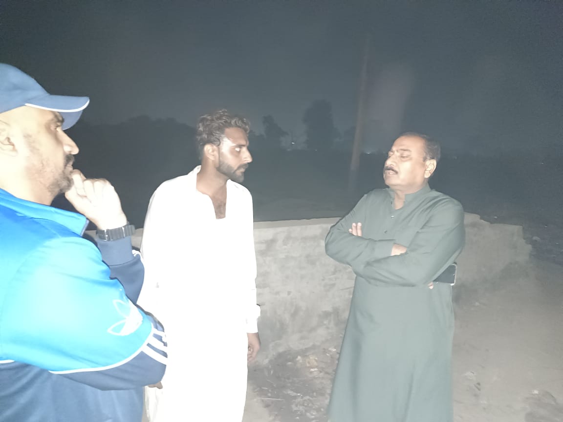 DspSdpocitycht's tweet photo. ڈی ایس پی سٹی سرکل جناب ظفر اقبال وٹو صاحب اور ایس ایچ او سٹی سید عروج اقبال شاہ موقع پر موجود ہیں زاہد ولد نذیر قوم آرائیں عمر 22 سال سکنہ محلہ دلخوشاب جس کو چھاتی پر فائر لگا ہوا تھا۔لواحقین اس کو DHQ  چنیوٹ لے کر آۓ ہیں اور یہاں پر اس کی موت واقع ہو گئی ہے۔ https://t.co/FLNlzG5hal
