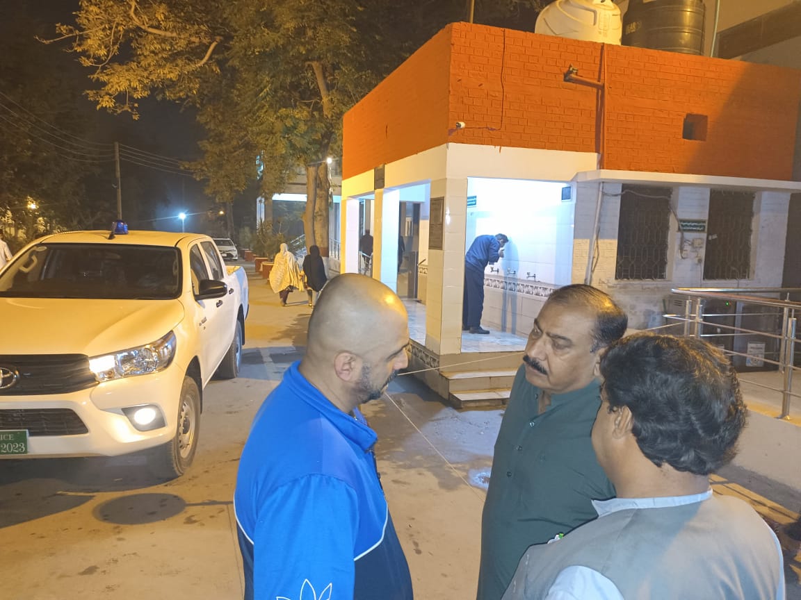 DspSdpocitycht's tweet photo. ڈی ایس پی سٹی سرکل جناب ظفر اقبال وٹو صاحب اور ایس ایچ او سٹی سید عروج اقبال شاہ موقع پر موجود ہیں زاہد ولد نذیر قوم آرائیں عمر 22 سال سکنہ محلہ دلخوشاب جس کو چھاتی پر فائر لگا ہوا تھا۔لواحقین اس کو DHQ  چنیوٹ لے کر آۓ ہیں اور یہاں پر اس کی موت واقع ہو گئی ہے۔ https://t.co/FLNlzG5hal