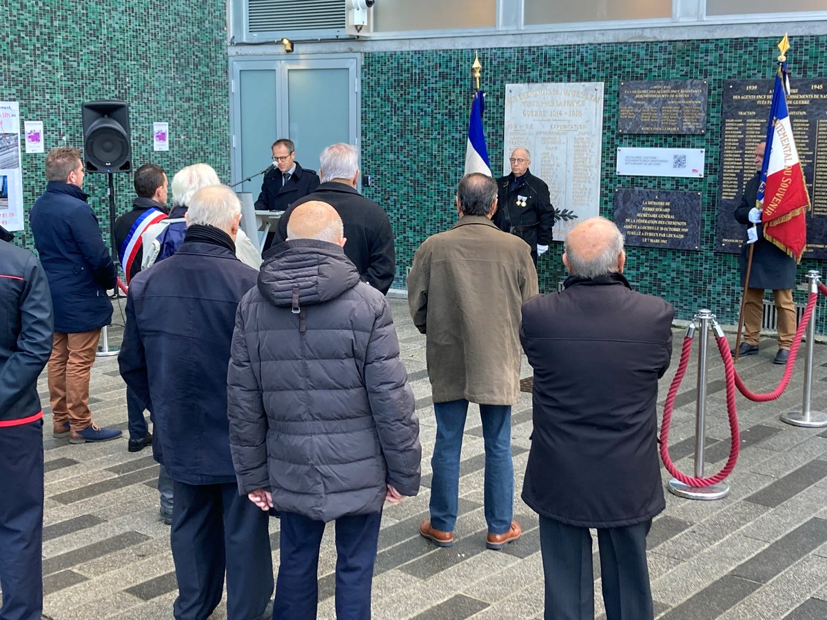 OJUBAN's tweet photo. 🇫🇷 Commémoration de l'armistice du 11 novembre 1918, devant le monument aux morts de la gare de #Nantes.

Le @GroupeSNCF honorent le devoir de #Mémoire des cheminots morts pour la France, aux côtés des associations des anciens combattants. https://t.co/lYzZ6yMvoZ