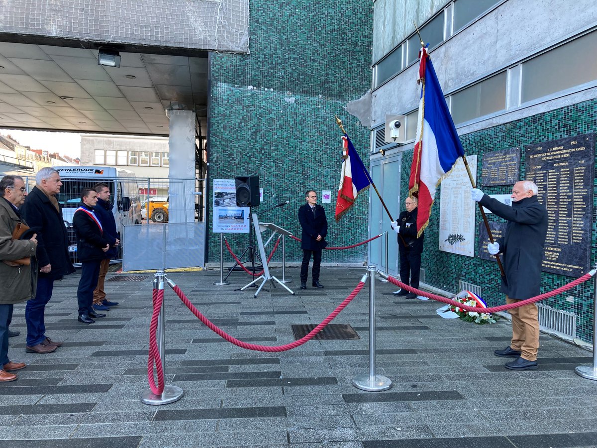 OJUBAN's tweet photo. 🇫🇷 Commémoration de l'armistice du 11 novembre 1918, devant le monument aux morts de la gare de #Nantes.

Le @GroupeSNCF honorent le devoir de #Mémoire des cheminots morts pour la France, aux côtés des associations des anciens combattants. https://t.co/lYzZ6yMvoZ