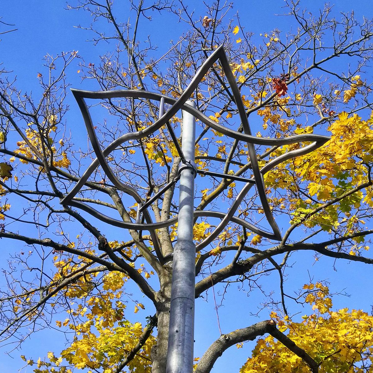 hsasshofer's tweet photo. Ich finde die #Lichtzeiichen des Projektes "OT"  https://t.co/Jcg9taz1eA wirklich wichtige und gelungene Installation an zerstörten Stätten der jüdischen Mitbürger. #NieWieder #BringThemHome https://t.co/VX0grzmXn2