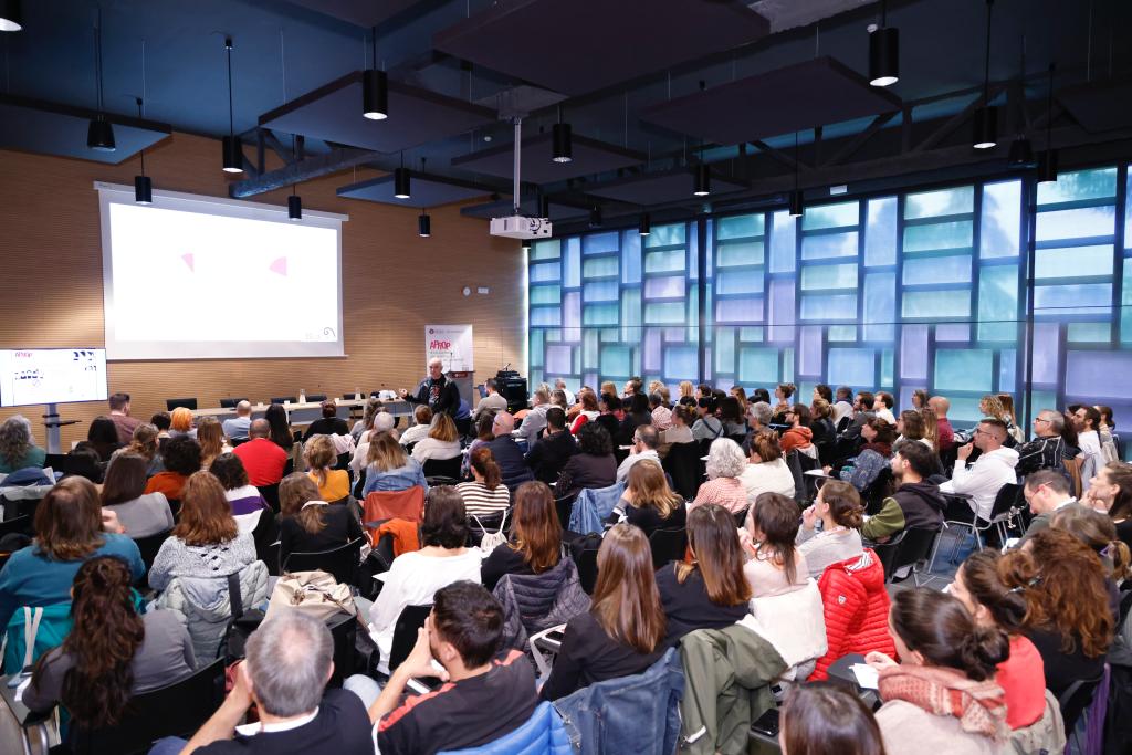 joventutdiba's tweet photo. Finalitza la interessant ponència de @Inigomandojana

🗣️"Trabajar la competencia, la participación juvenil, mayor contacto entre jóvenes y adultos, todos los i las profesionales que trabajan con los jóvenes han de cooperar i trabajar juntos en red".

#APROP23 #41JPLJ https://t.co/t3nlQDh0kI