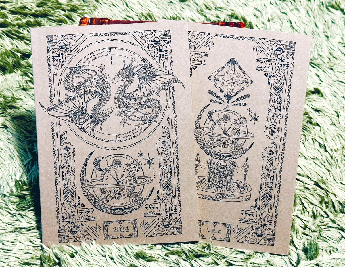 @Harappamarket #デザフェス58お品書き 新作9

2024年の手帳

表紙に描かれているのは、星空町からずっと離れた場所に住んでいる龍。
この龍は雨の中で自由に雷や雲と話すことができます。
火の龍とも仲良しで、2匹で共に宙を飛び、星を守っています。
強そうな見た目からは想像できないほど軽やかな声で、 