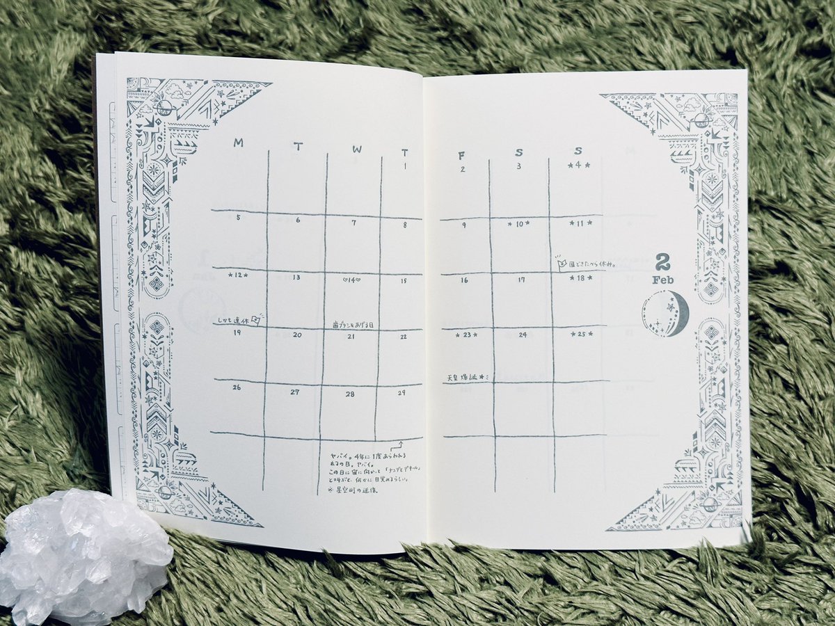 @Harappamarket #デザフェス58お品書き 新作9

2024年の手帳

表紙に描かれているのは、星空町からずっと離れた場所に住んでいる龍。
この龍は雨の中で自由に雷や雲と話すことができます。
火の龍とも仲良しで、2匹で共に宙を飛び、星を守っています。
強そうな見た目からは想像できないほど軽やかな声で、 