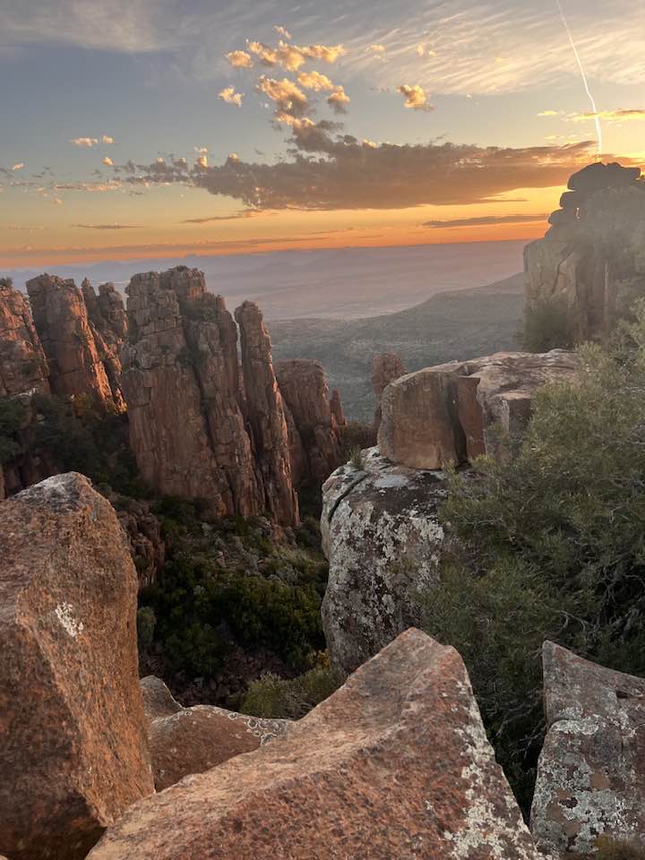 Last light over #ValleyOfDesolation😍📷Koliswa Fihlani #GraaffReinet #CamdebooNationalPark #LiveYourWild <a href="/SANParks/">SANParks</a>