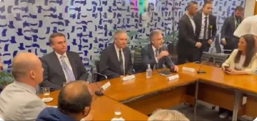 PedroRonchi2's tweet photo. O inelegível encontrou com o embaixador de Israel e não pediu pela libertação dos brasileiros em Gaza, pelo contrário, juntos atacaram o governo do Brasil por pedir Paz na Guerra. Ele é a favor da vida, mas depende, né? https://t.co/SMoqoQJBPY