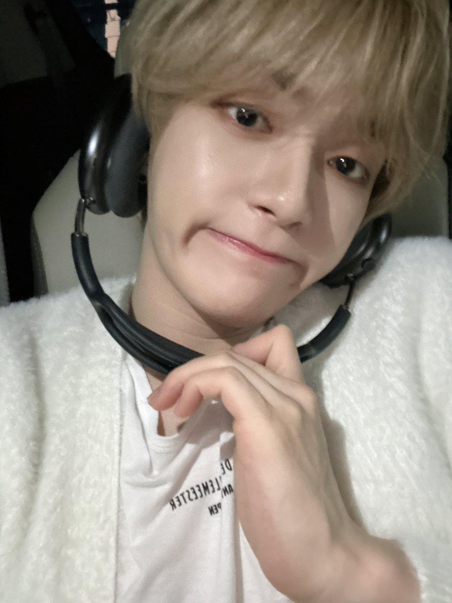 by_EPEX's tweet photo. [#위시]

머리 안눌리게 헤드폰 쓰는 법😙

#EPEX #이펙스 #WISH #위시 #곽다윗 #다윗 #다위시 #주차중 https://t.co/Bl9TAQNBad
