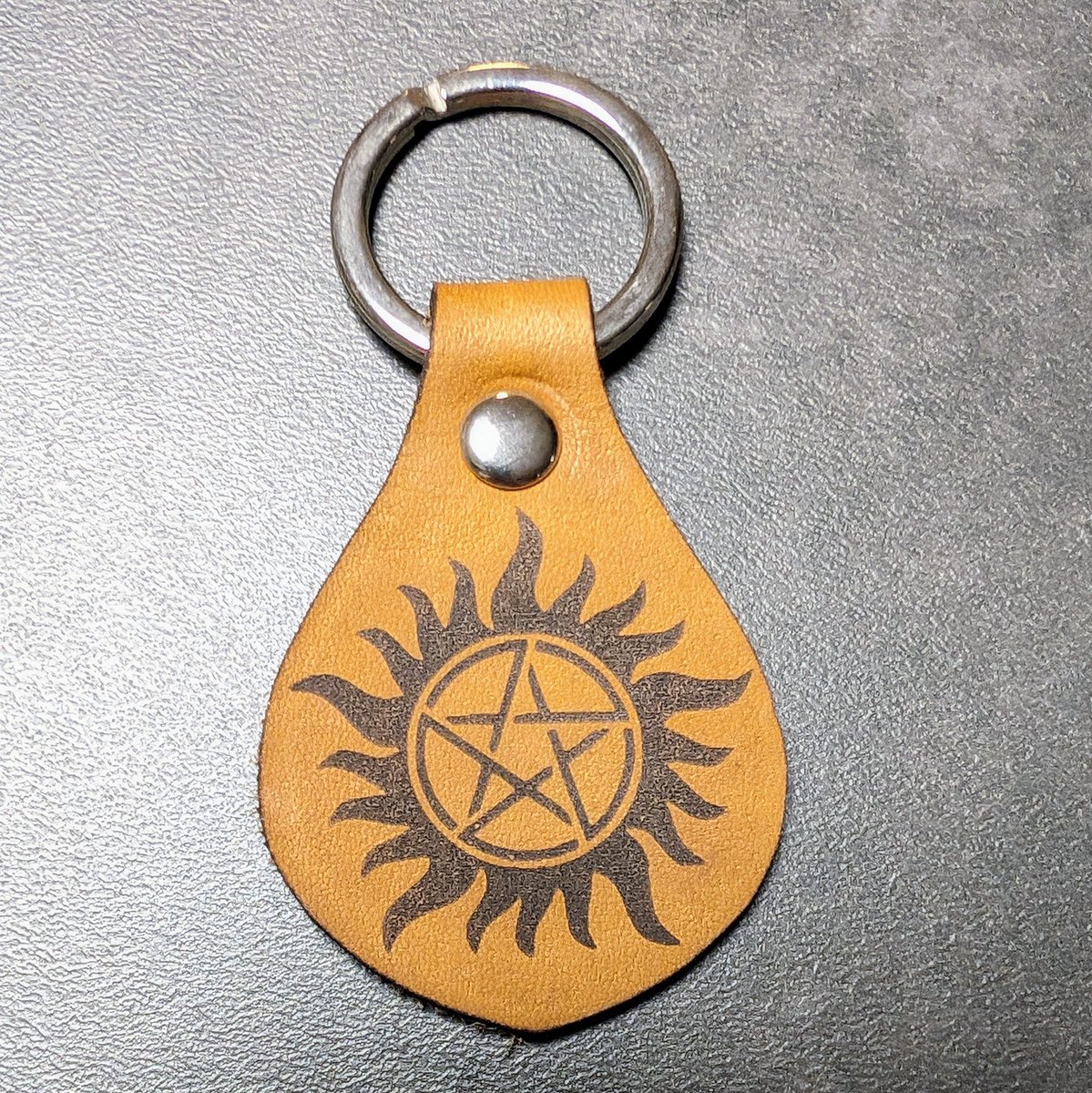 atelierpatriote's tweet photo. Nous réalisons vos porte-clés en cuir véritable avec les motifs de votre choix #cadeaupersonnalise  #artisanat  #cadeaudenoel #France 
#nimes #nîmes #gard #milhaud #bernis #uchaud
 #faitmain  #pentacle #pentagramme #witch #wicca #Supernatural #spn #spnfamily https://t.co/GOu39Z3Guo