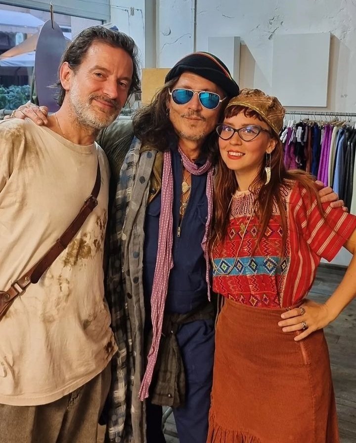 Savvy_CapJackie's tweet photo. New photos of #JohnnyDepp❣️
in Budapest... 🎥#Modi
He looks very cute and too adorable!!! 🥰💕
(Credits to retrockbudapest and donna_terra_ IG) https://t.co/VasvLMdby2