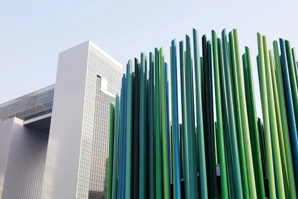 Nature into cities. Situated on the southern bank of Victoria Harbour in the heart of Hong Kong, Sense of Green is a multi-purpose sculpture that is inspired by and dedicated to the movement of air. planitree.com/tony-ip-green-… #biophilicdesign