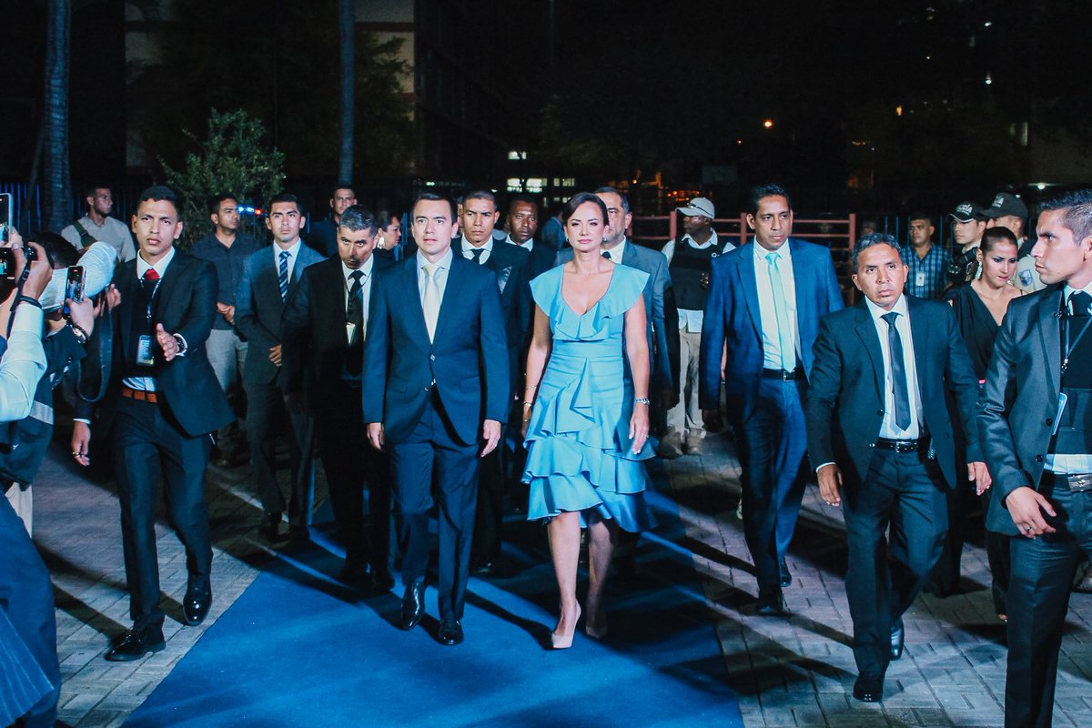 PrefGuayas's tweet photo. Rendimos homenaje a los 203 años de la provincia del Guayas.

Nuestra prefecta @marcelaguinaga lidera el evento junto al viceprefecto @CarlosGSerranoB. Nos acompañan el presidente electo @DanielNoboaOk, el gobernador @ftabacchir , el alcalde de Guayaquil, @aquilesalvarez, y demás alcaldes, alcaldesas y presidentes de juntas parroquiales del Guayas.

#203AñosGuayas 
#GuayasSeMueve