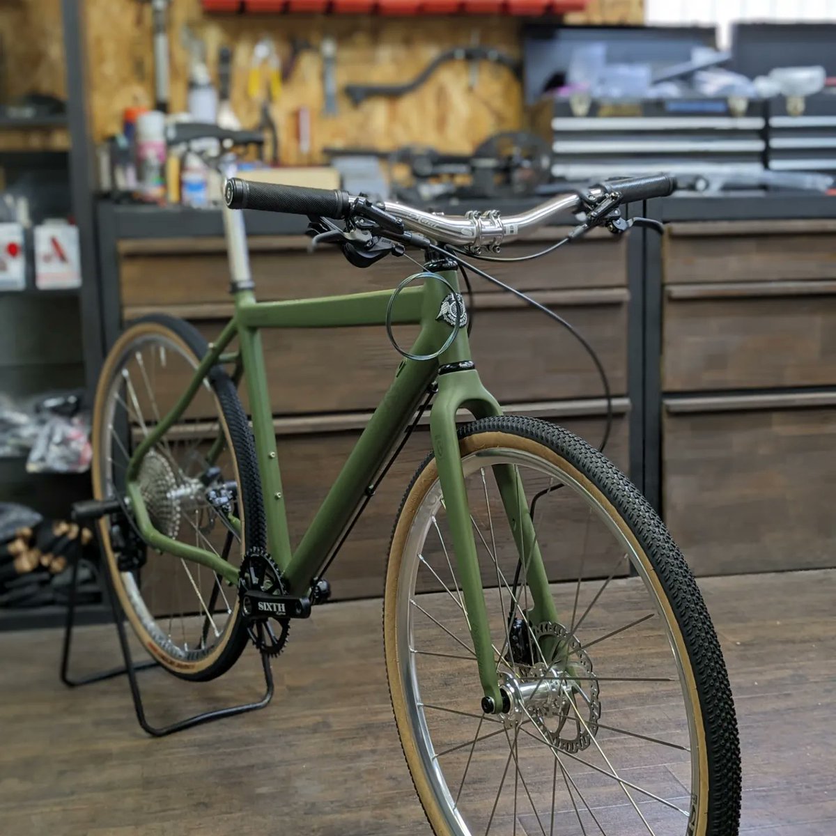 ROCKBIKES_home's tweet photo. Wrath NATOグリーンを650Bとシルバーパーツでカスタム中。今回ドライブトレーンはDeore 1x11s。
随分と印象が変わりますね。
フラットバーグラベルがちょうどイイ。
#ROCKBIKES #rockbikeswrath #sixthcomponents #gravelbike #gravelroad #flatbargravel #natogreen #streetstyle #streetbike https://t.co/wGYNpZpMGe