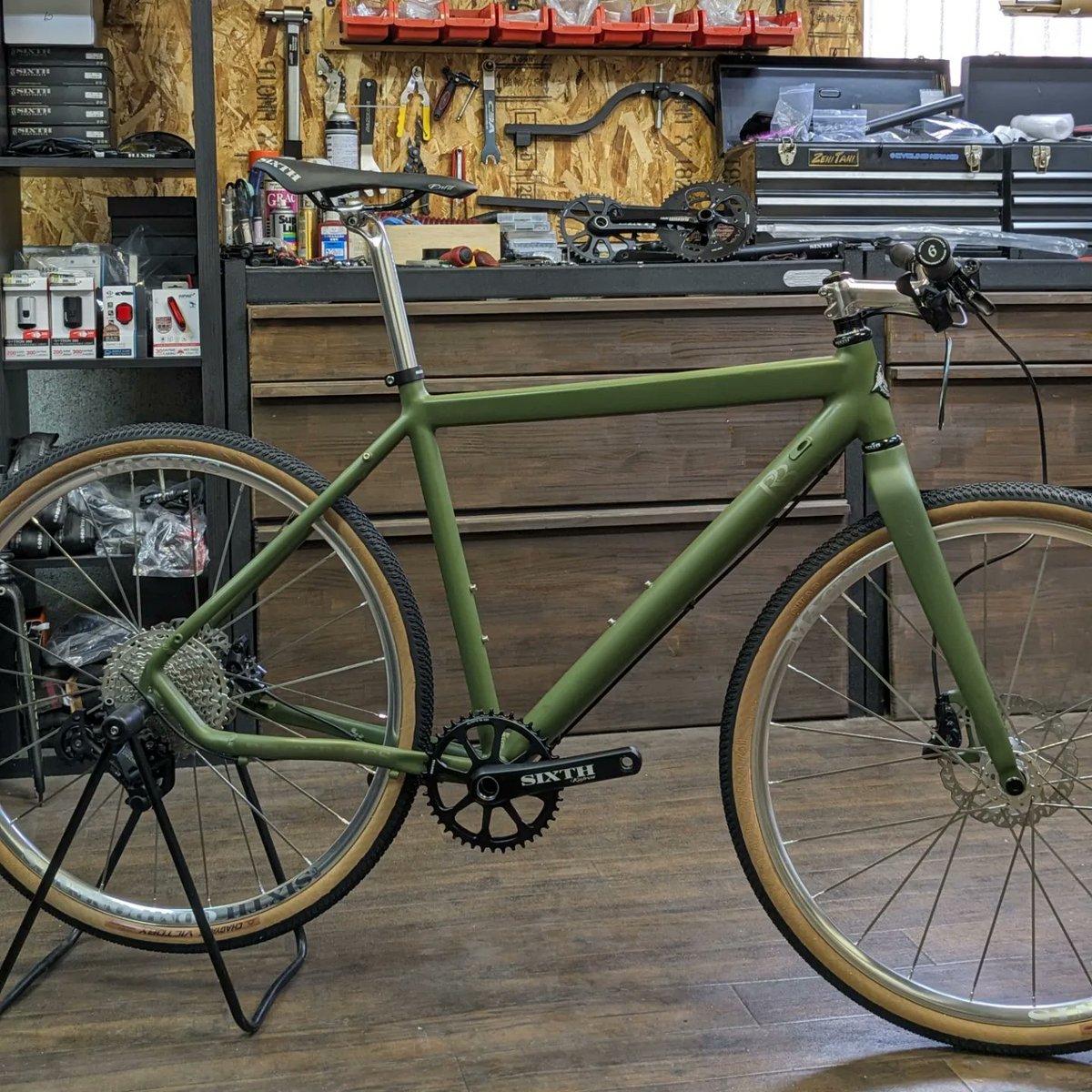 ROCKBIKES_home's tweet photo. Wrath NATOグリーンを650Bとシルバーパーツでカスタム中。今回ドライブトレーンはDeore 1x11s。
随分と印象が変わりますね。
フラットバーグラベルがちょうどイイ。
#ROCKBIKES #rockbikeswrath #sixthcomponents #gravelbike #gravelroad #flatbargravel #natogreen #streetstyle #streetbike https://t.co/wGYNpZpMGe