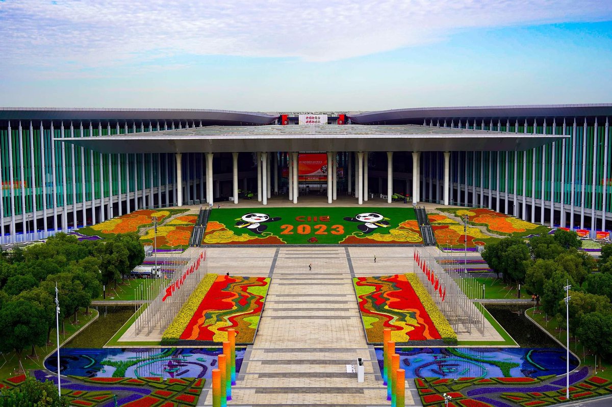 ArtemPushkin5's tweet photo. The Sixth China International Import Expo is underway, showcasing a record-breaking 289 Global Fortune 500 companies. Ukrainian companies are presenting a diverse range of products, fostering business development and trade relations.#CIIE2023 #TradeWithUkraine #ExportUA https://t.co/eIgwj93hEw