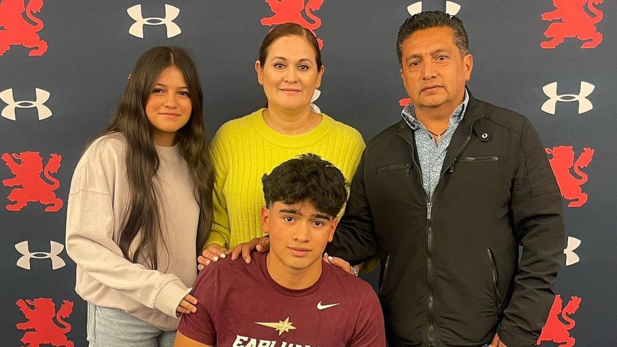 SaintViatorHS's tweet photo. Congrats to the Lions who committed to collegiate athletics at yesterday's  #SigningDay ceremony! 
🏀 Mia Bergstrom @SLU_Official 
⚽️ Taylor Brackett @cwru 
⚽️ Cristobal Carranza @earlham1847 
🥍 Kacper Gwizdz @LewisUniversity 
⚾️ Bryan Hatch @ValpoU 

🔗- https://t.co/NKDI3131yA https://t.co/X70gxCJo0o