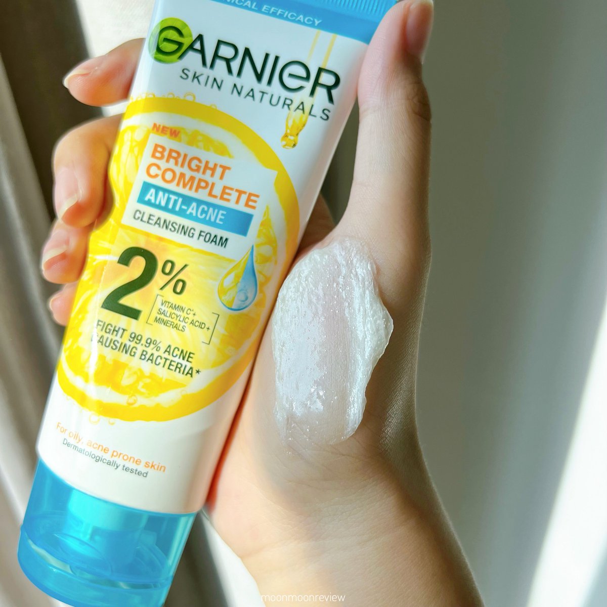 moonmoonreview's tweet photo. เบื่อสิวฮอร์โมนมากก ก่อนปจด.มาคือสิวเห่อทันที แต่ใช้โฟม Garnier สูตร Anti-Acne แล้วลดสิวอุดตันดีมาก แต่หน้าไม่แห้งตึง เค้าทำได้ไงเนี่ย ชอบที่ล้างแล้วรู้สึกผิวใสขึ้นด้วย มีวิตซี+ซาลิไซลิค แอซิด ตัวดังในเรื่องลดสิวเลย รู้สึกว่าหน้ามันน้อยลงด้วย มันดีๆ ชาวสิวควรใช้อะ! #ใช้ดีก็รีวิว https://t.co/ueqFvwS2hn